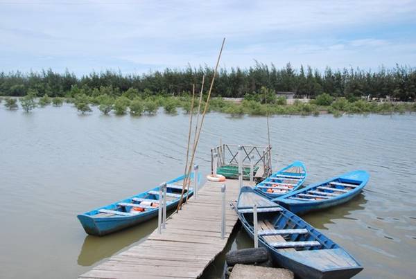 4. Biển Lộc An thuộc địa phận 2 xã Lộc An, huyện Ðất Ðỏ và Phước Bửu huyện Xuyên Mộc. Biển Lộc An tuyệt đẹp với nước xanh, cát trắng, những con sóng mạnh, rừng dương bạt ngàn. Ảnh: Logan Bui.